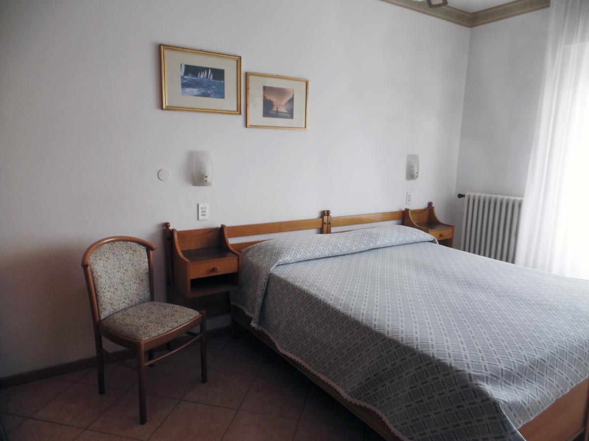Piccolo Hotel Direkt Am See Brenzone sul Garda Exterior photo